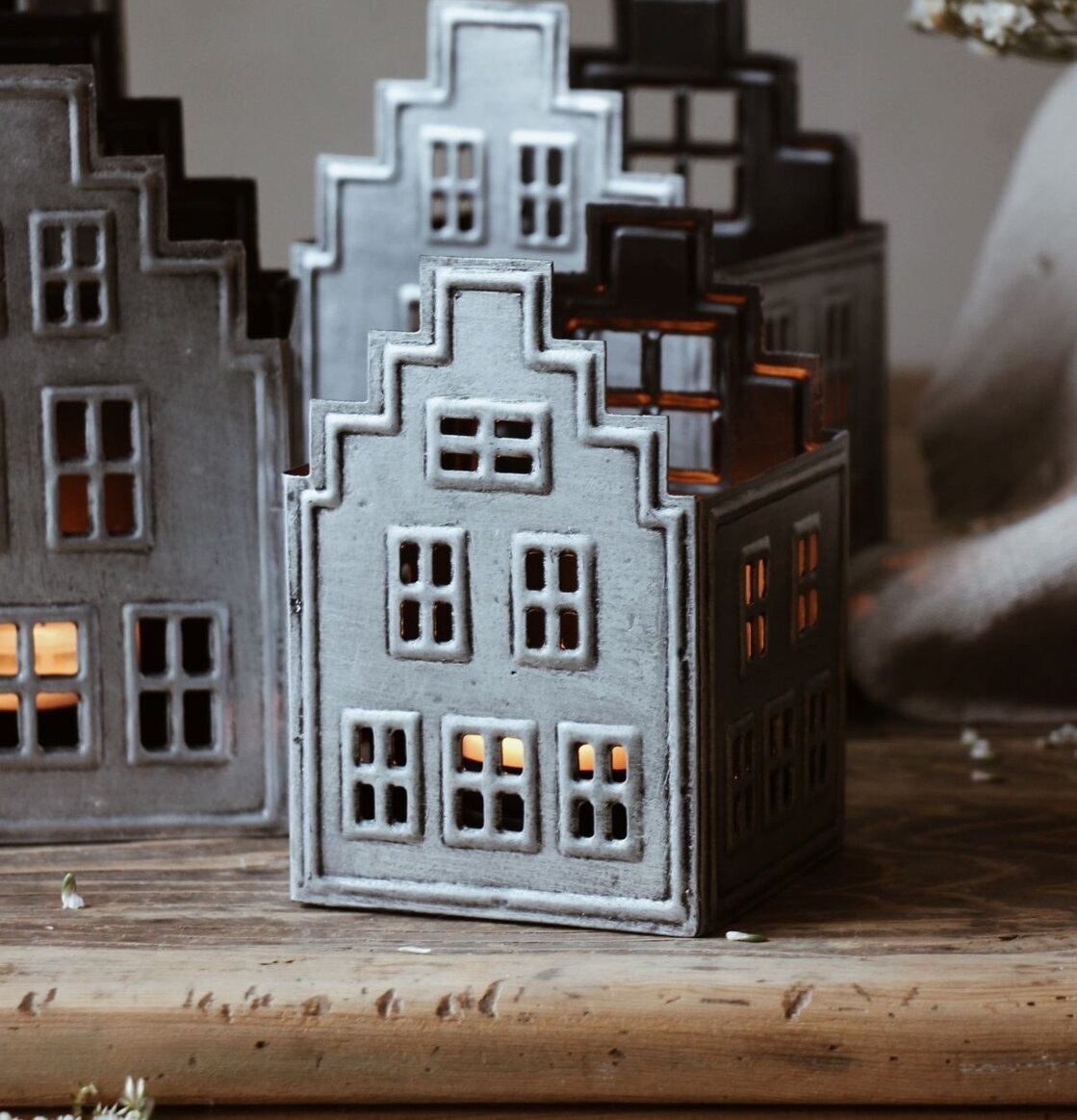 Bild av dekorativa ljushus på rustik träyta