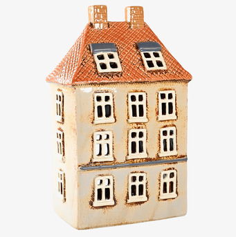 Bild av husformad ljuslykta med nostalgisk design