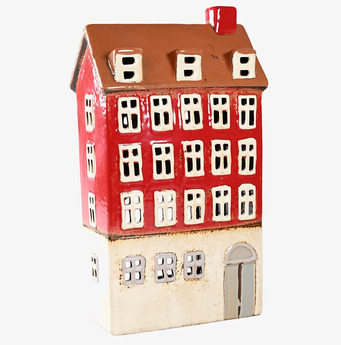 Bild av röd dekorativ ljuslykta formad som hus