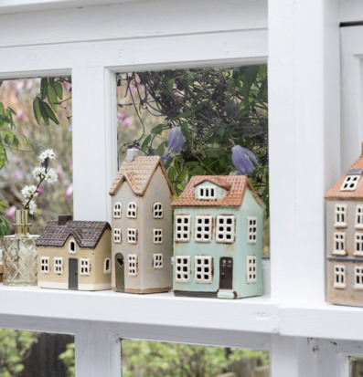 Bild av charmiga dekorativa ljuslyktor som små hus