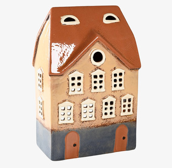 Bild av ljuslykta formad som ett charmigt miniatyrhus