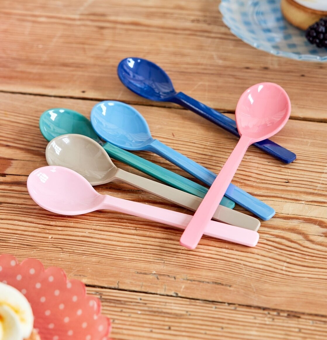 Korta Skedar 6-pack från Rice i glada färger på träyta