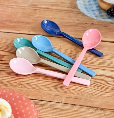 Korta Skedar 6-pack från Rice i glada färger på träyta