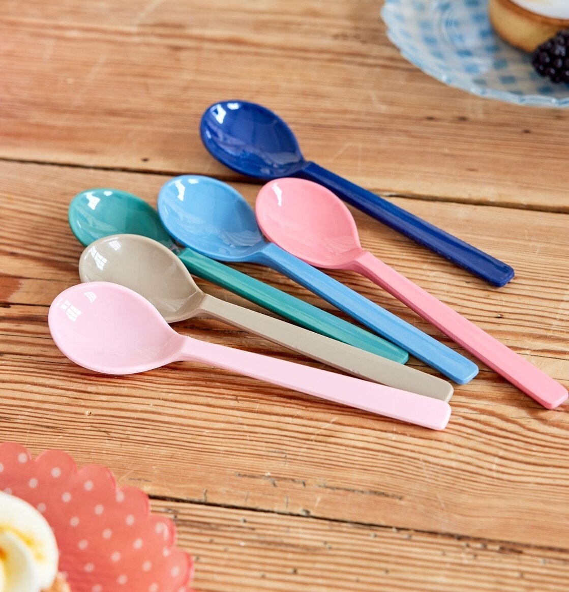 Korta Skedar 6-pack från Rice i olika färger på träbord