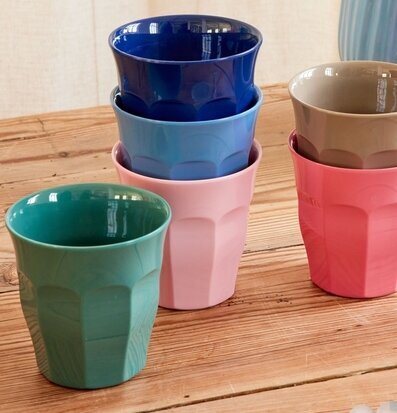 Foto av färgglada muggar på rustikt träbord