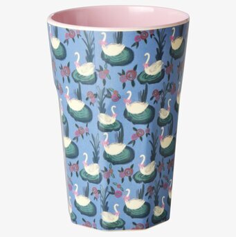 Bild av mugg med svanar och blommor i färgglad design