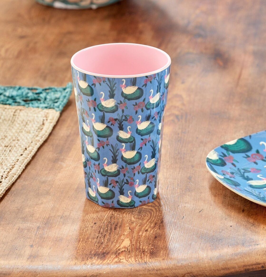 Bild av elegant mugg med svantryck och rosa insida