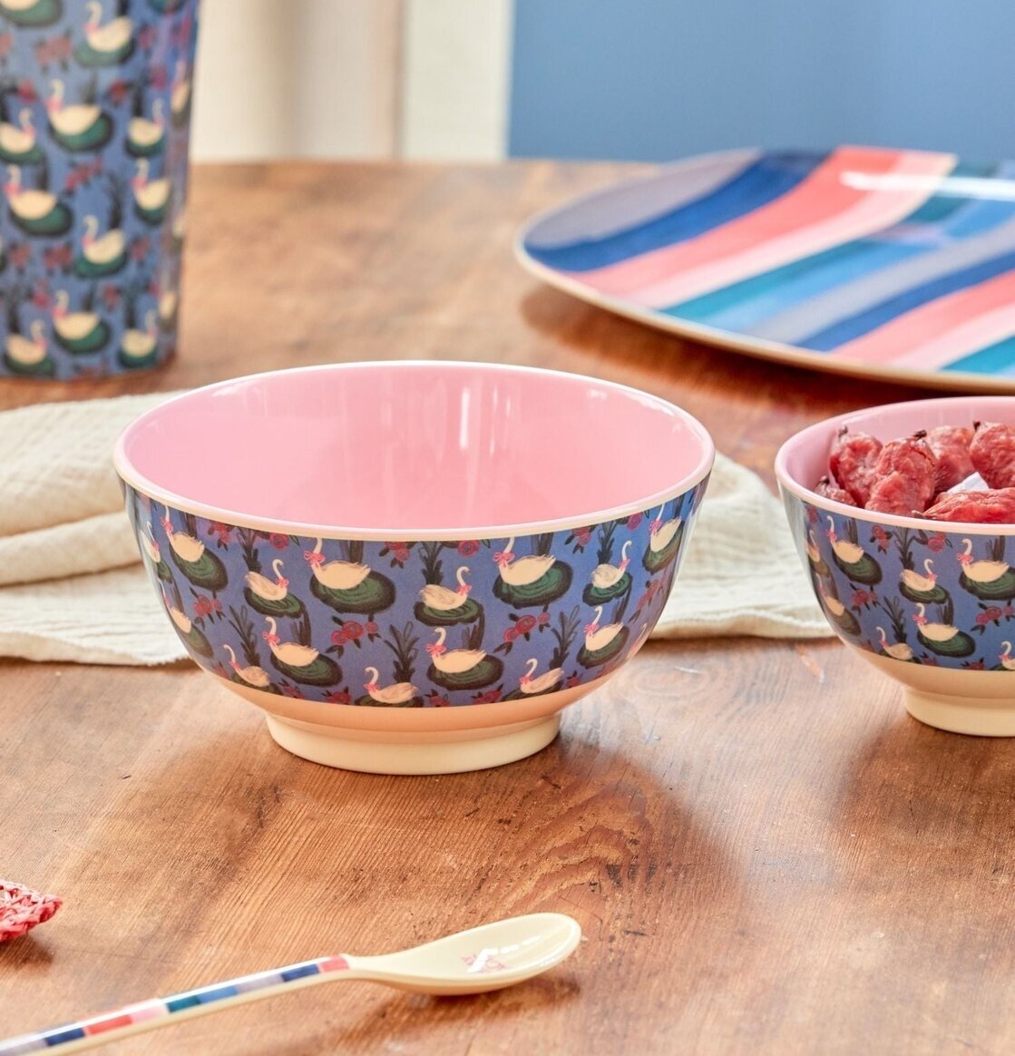 Skål Swan Lake Print från Rice med färgglatt svanmönster