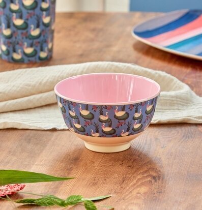 Liten Skål Swan Lake Print från Rice på träbord med servett