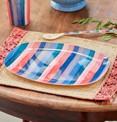 Tallrik N.Y. Stripes Print från Rice på rustikt träbord