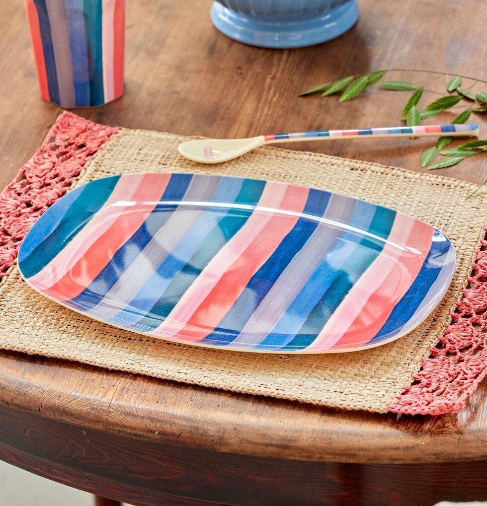 Tallrik N.Y. Stripes Print från Rice på rustikt träbord