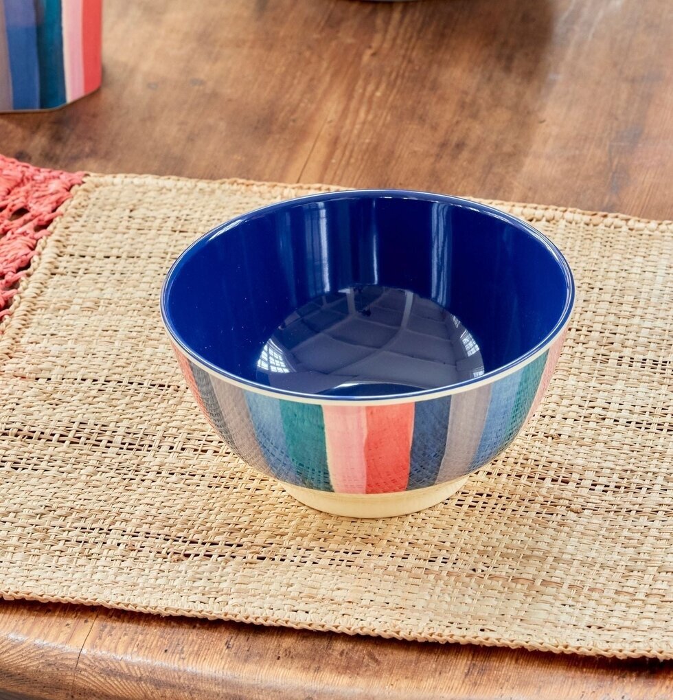 Skål N.Y. Stripes Print från Rice på en vävd bordstablett