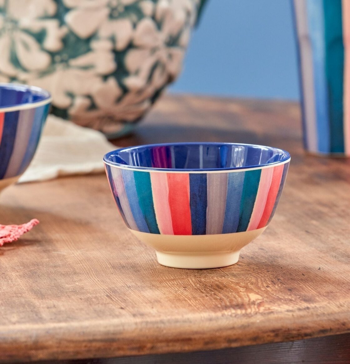 Liten Skål N.Y. Stripes Print från Rice på rustikt träbord