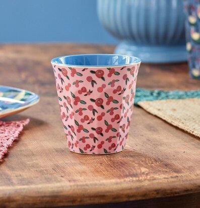 Bild av charmig mugg med livfullt ros-mönster