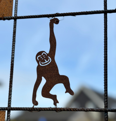 Figur Klättrande apa till armeringsnät med ståltråd från Lind Decoration