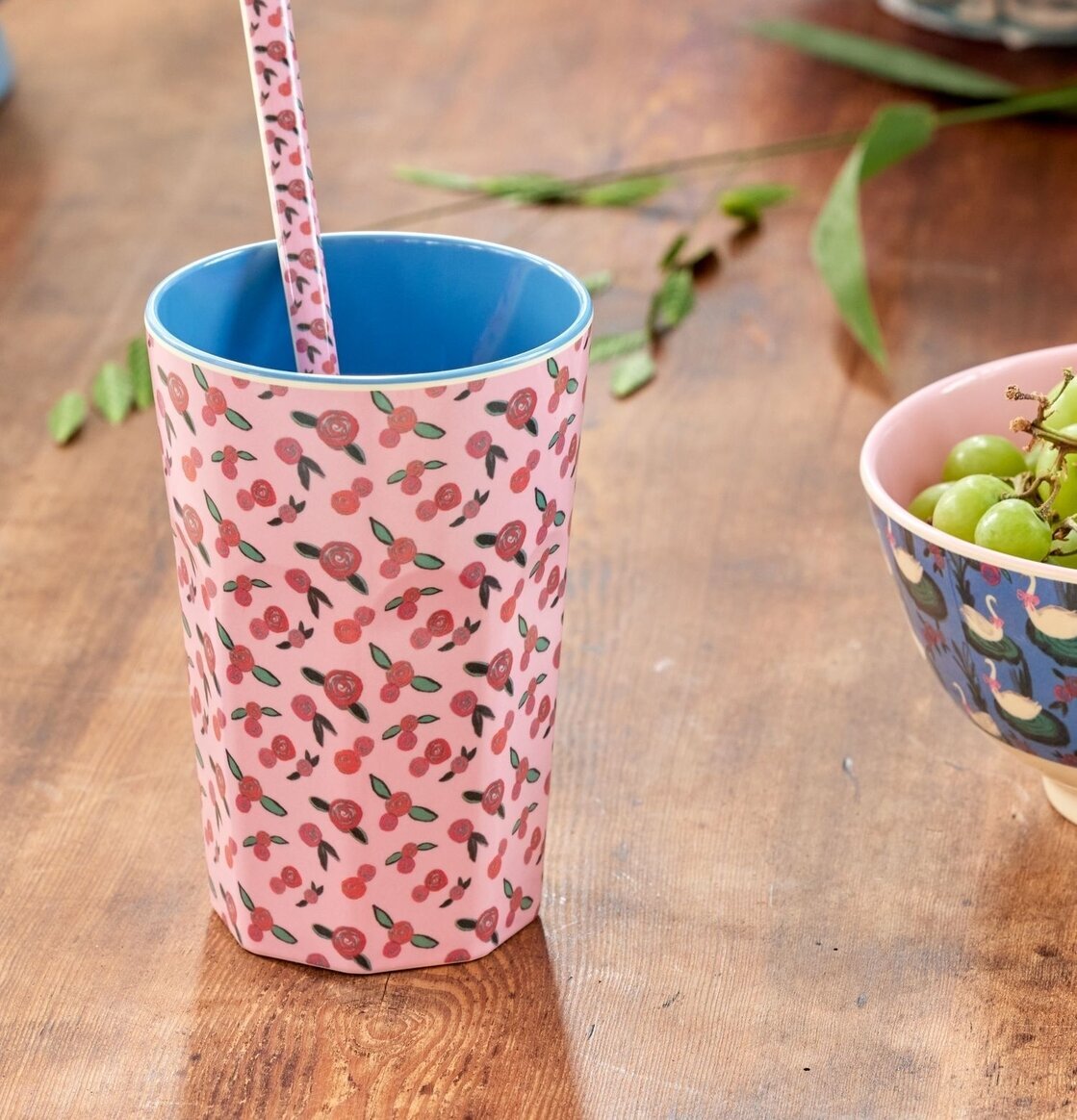 Bild av färgglad mugg och skål i harmonisk inredning