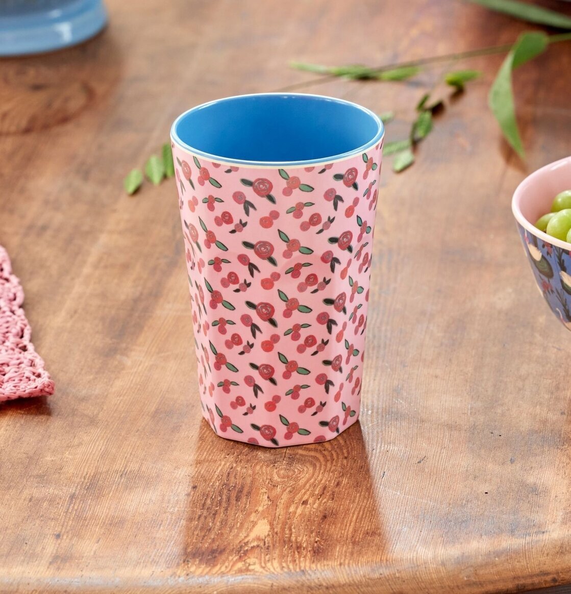 Mugg Latte A Rose Is A Rose Print från Rice på träbord