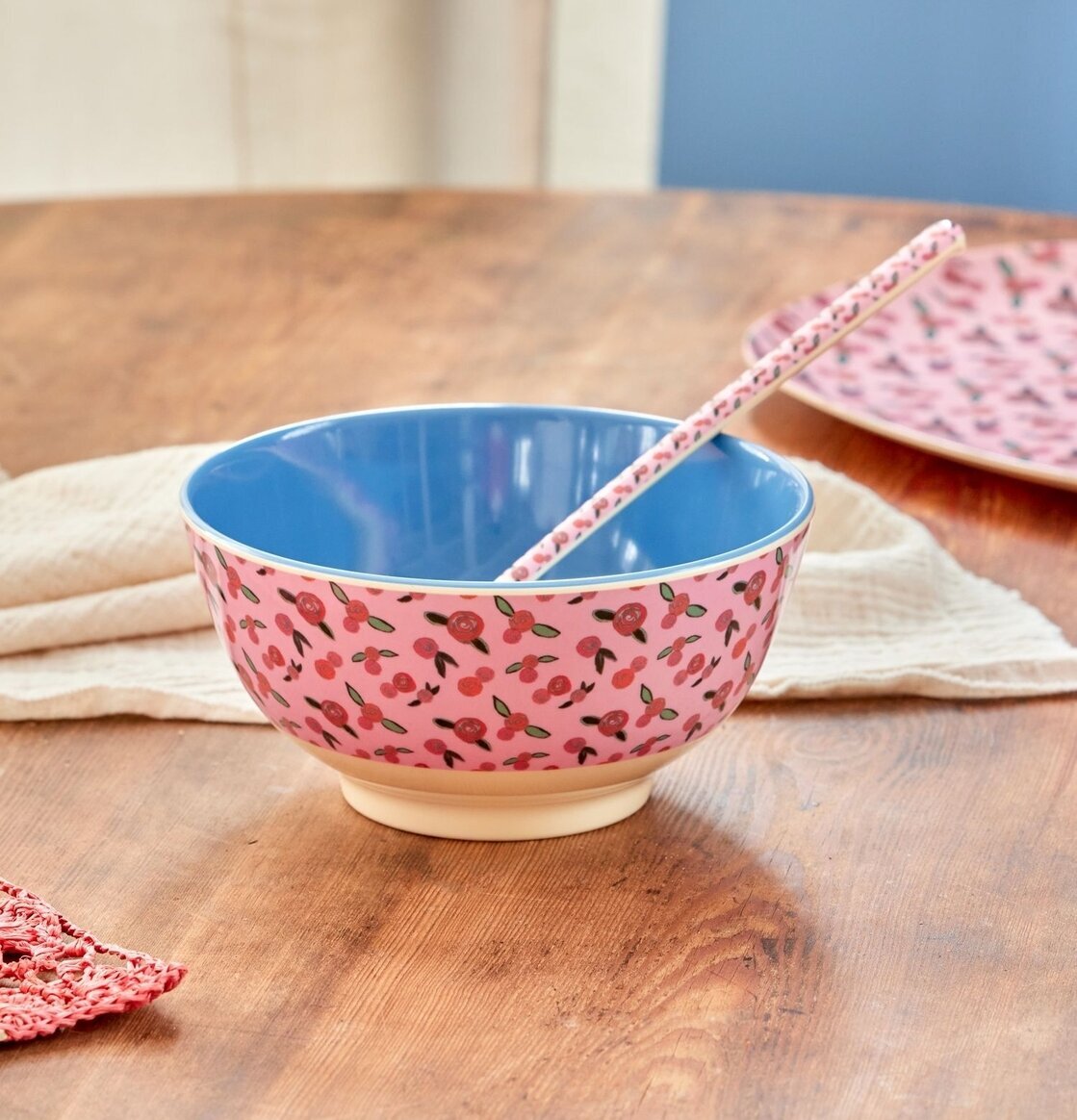 Skål A Rose Is A Rose Print från Rice på rustikt träbord