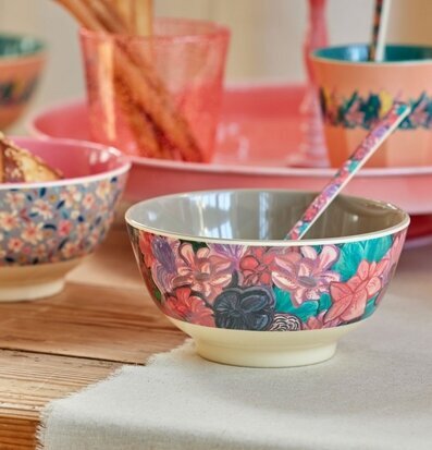 Skål Forest Flower Print från Rice på träbord med tygduk