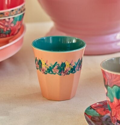 Bild av färgglad mugg på neutral duk i hemtrevlig stil