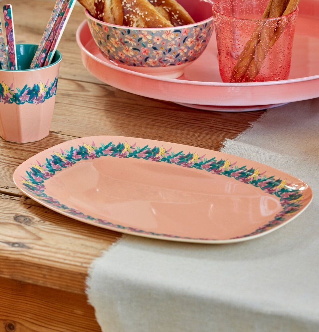 Tallrik Hilma Forever Print från Rice på rustikt träbord