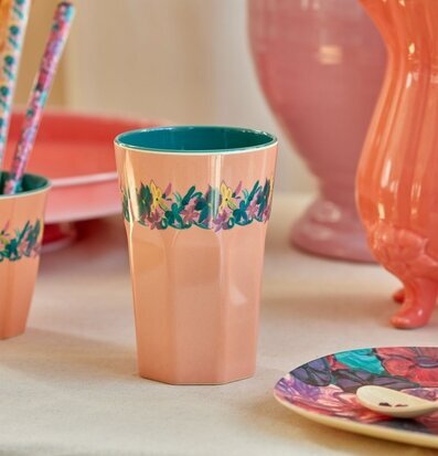 Bild av harmonisk inredning med färgglada detaljer