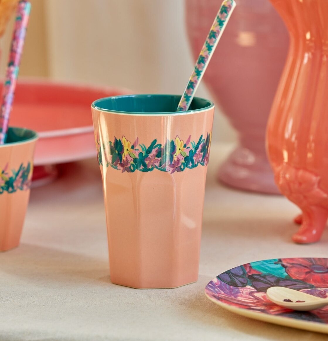 Bild av färgglad mugg i inbjudande inredningsmiljö