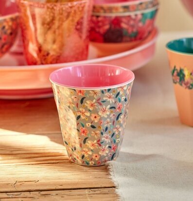 Bild av en färgglad och inbjudande heminredningsscen