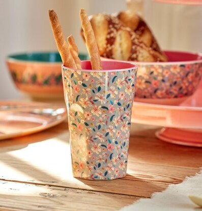 Bild av hemtrevlig atmosfär med stilfull inredning