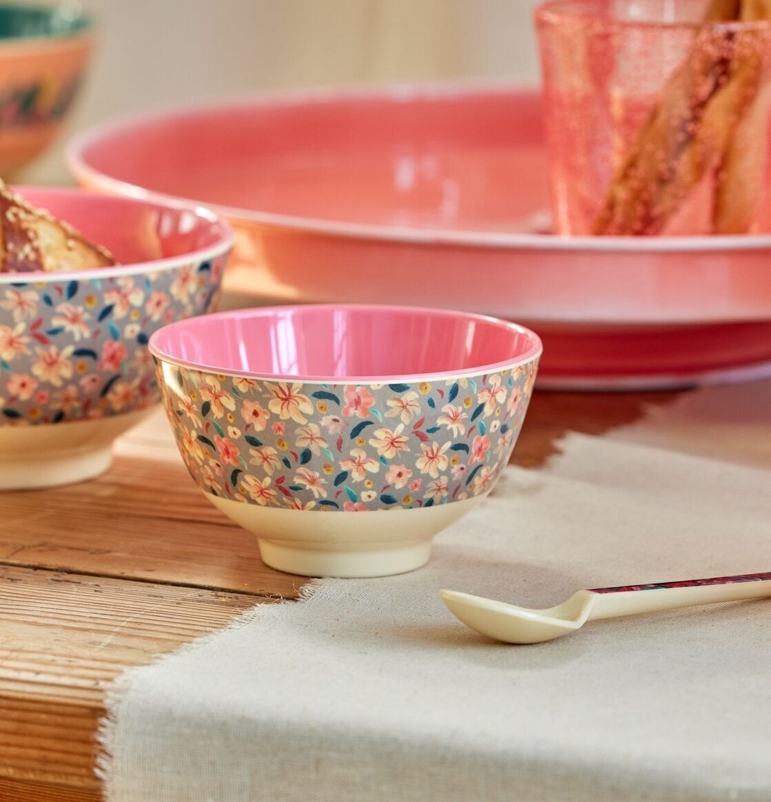 Liten Skål Sandy Flower Print från Rice på rustikt träbord