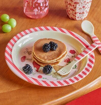 Barntallrik Pink Happy Forest Print från Rice på träbord