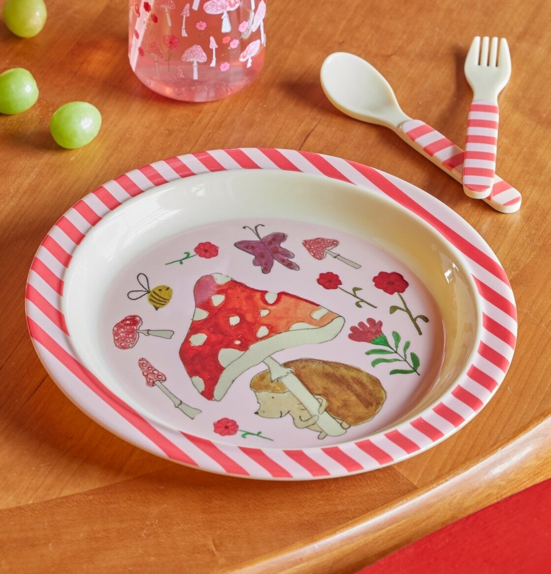 Barntallrik Pink Happy Forest Print från Rice på träbord