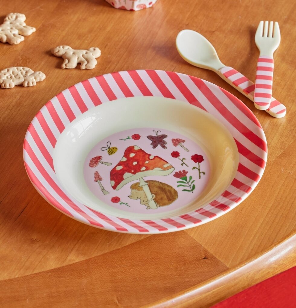 Djup Tallrik Pink Happy Forest Print från Rice på träbord