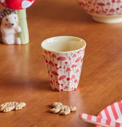 Bild av lekfullt arrangemang med skogsinspirerat tema