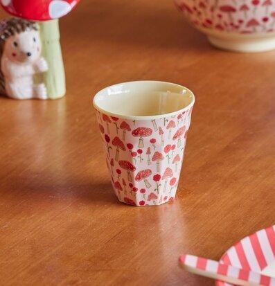 Bild av lekfull inredning med skogstema för barn