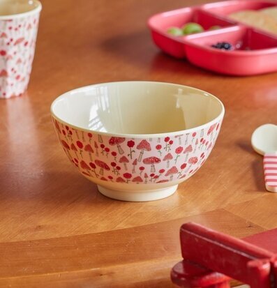 Skål Pink Happy Forest Print från Rice på träbord med mugg