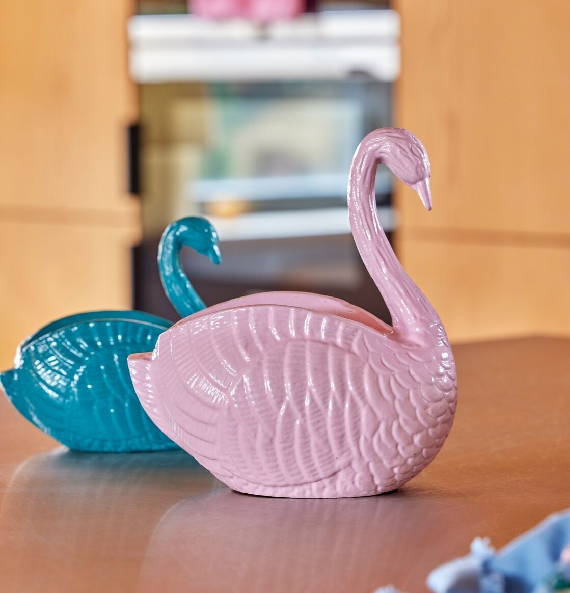 Blomkruka Svan Rosa från Rice i keramik med högblank finish