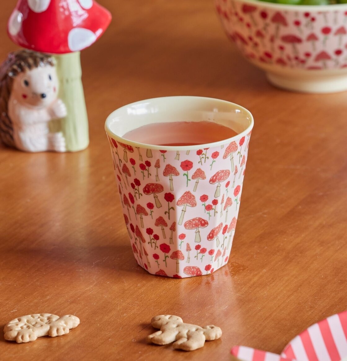 Melaminmugg Pink Happy Forest Print från Rice på träbord