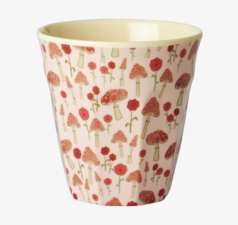 Bild av en melaminmugg med skogsinspirerat mönster