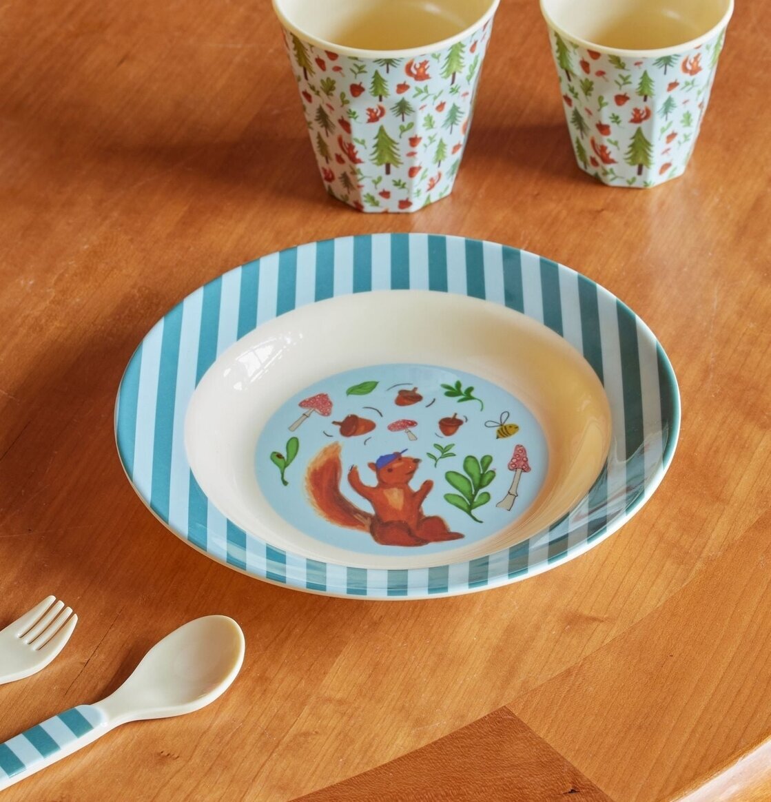 Djup Tallrik Blue Happy Forest Print från Rice på träbord