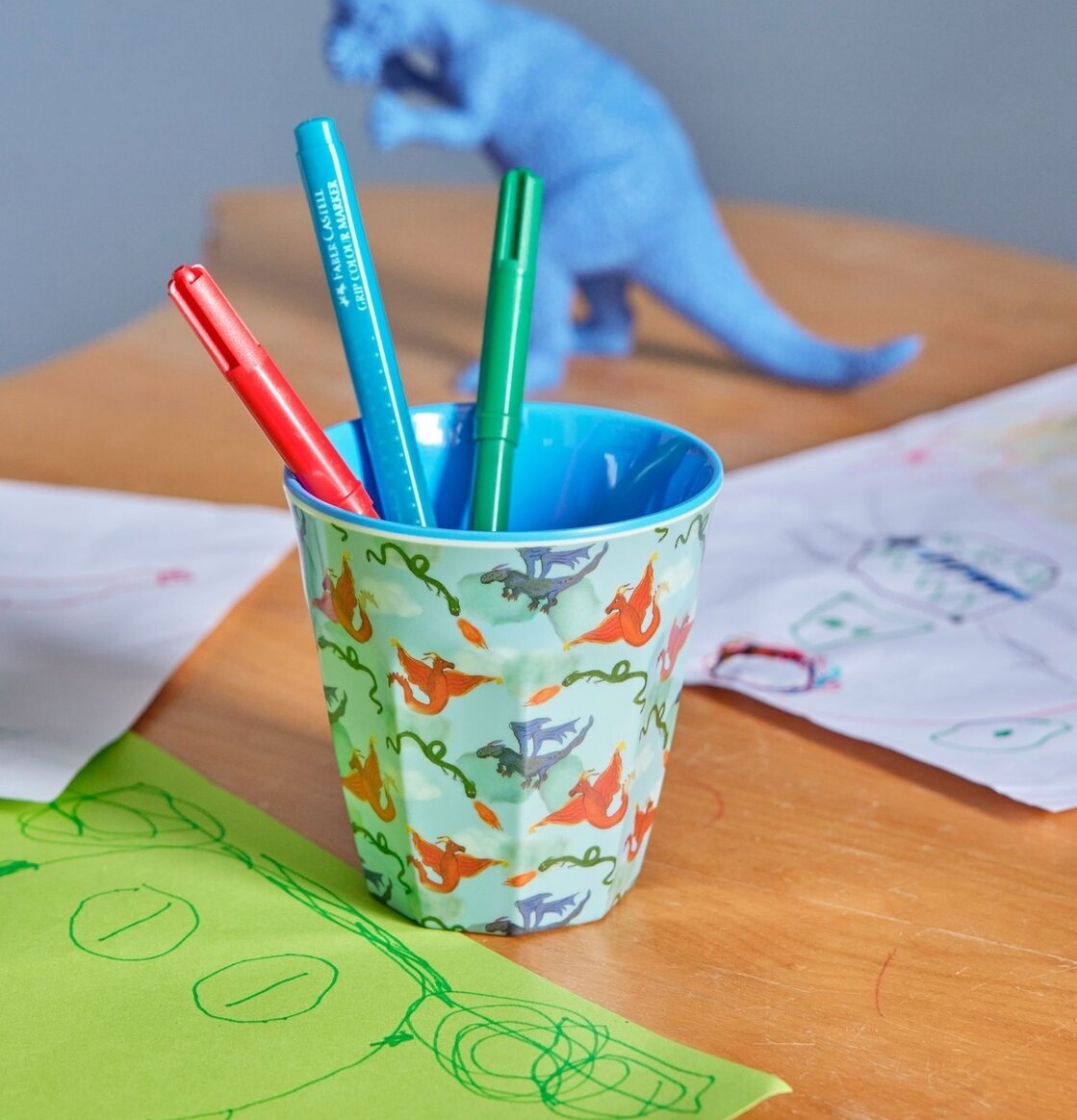 Bild av färgglad och kreativ miljö med pennhållare