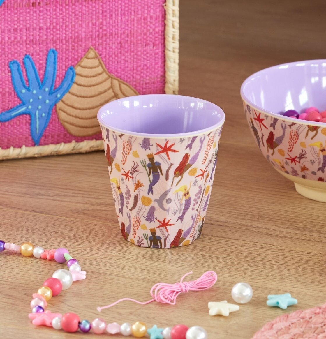 Bild av färgglad mugg med sjöjungfrutema och pärlor