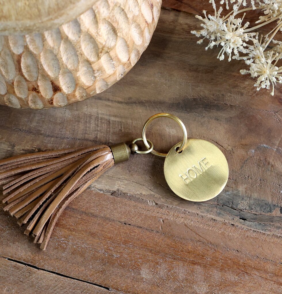Nyckelring Home från Chic Antique på rustik träyta