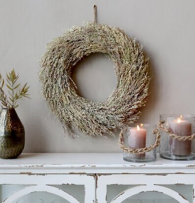 Krans Fleur Natur Ø35cm från Chic Antique på grå vägg