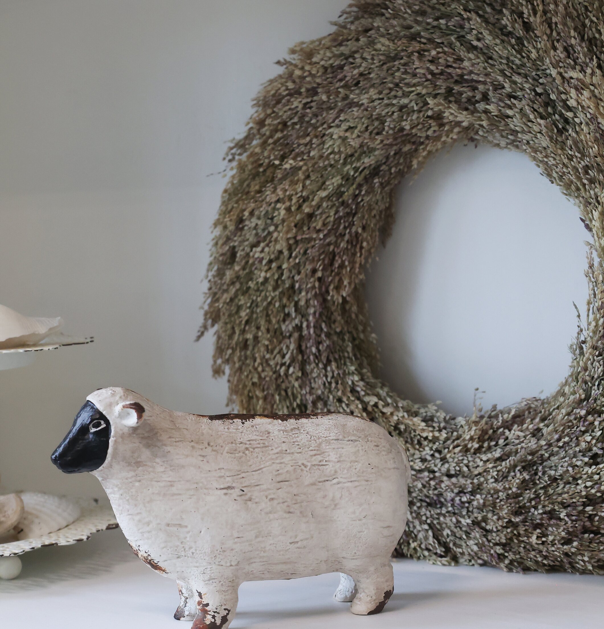 Krans Fleur Natur Ø35cm från Chic Antique på vit vägg