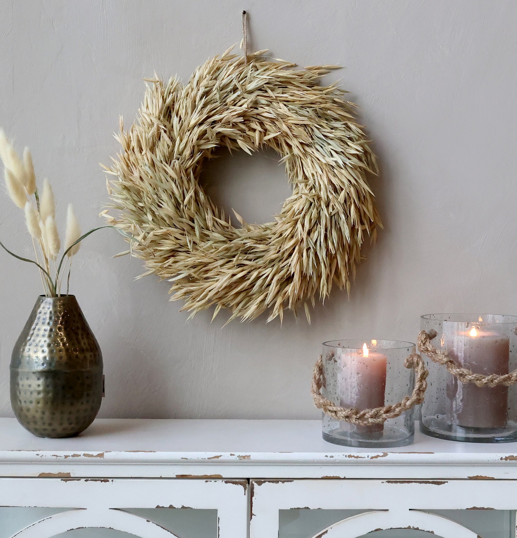 Krans Fleur Natur Ø30cm från Chic Antique på ljus vägg