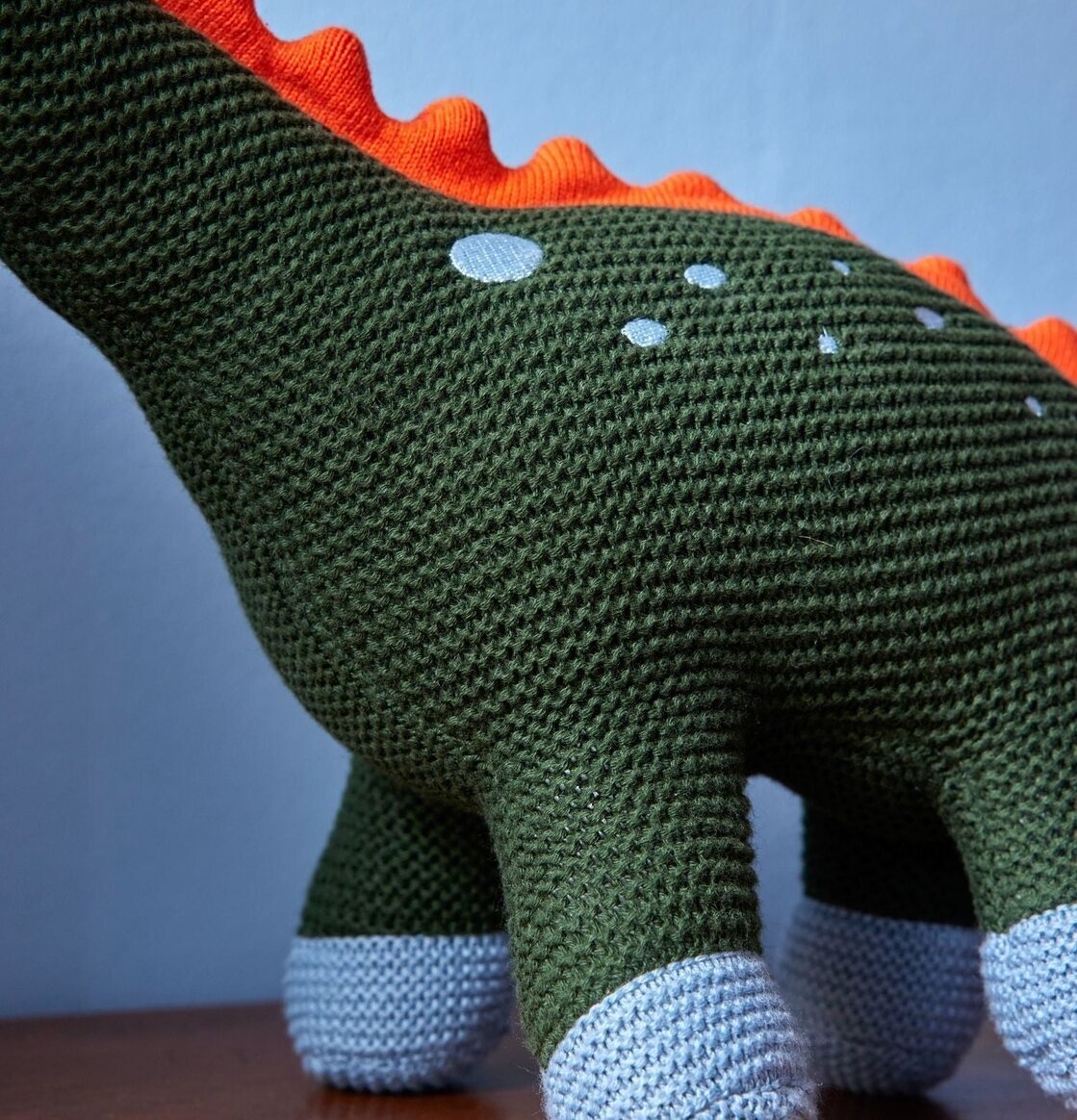 Prydnadskudde Dinosaurie från Rice med gröna och orange detaljer