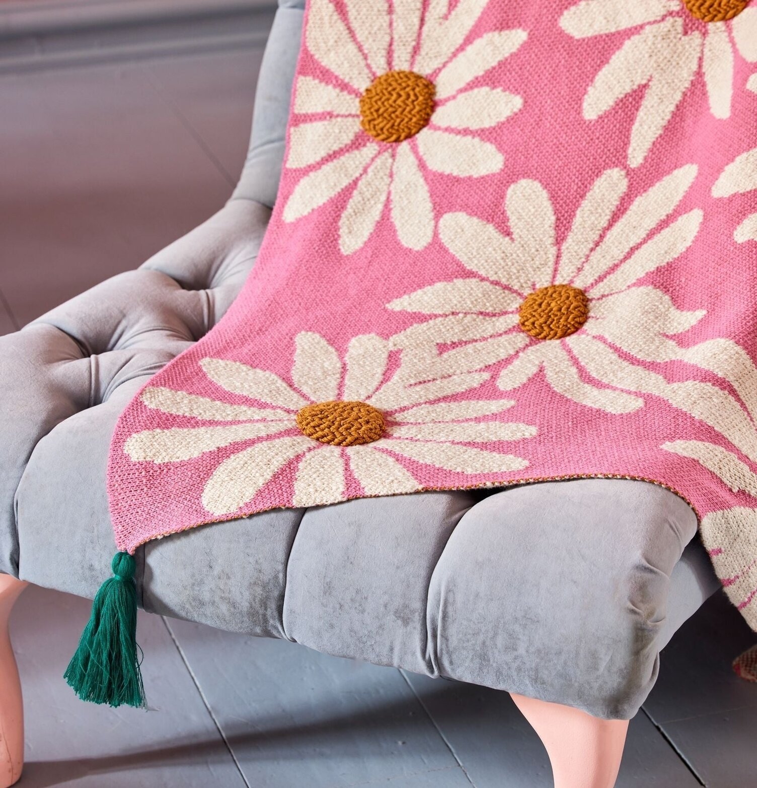 Bomullsfilt Rosa från Rice med blommönster och gröna tofsar