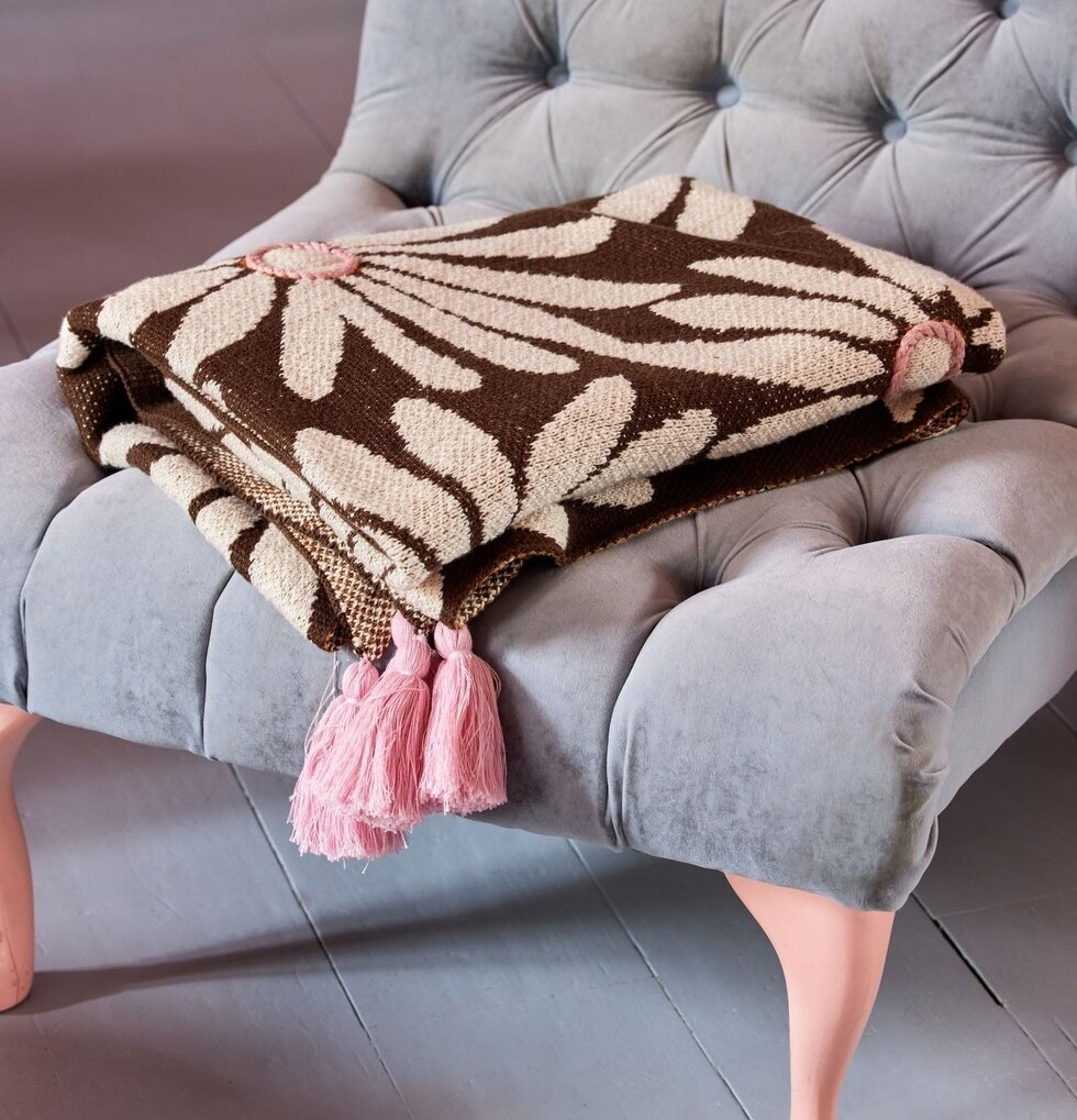 Bomullsfilt Brun från Rice på grå sammetsstol med tofsar