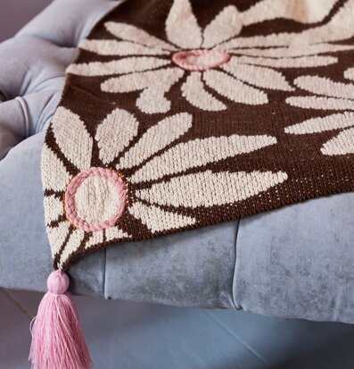 Bomullsfilt Brun från Rice med vita blommor och rosa tofsar